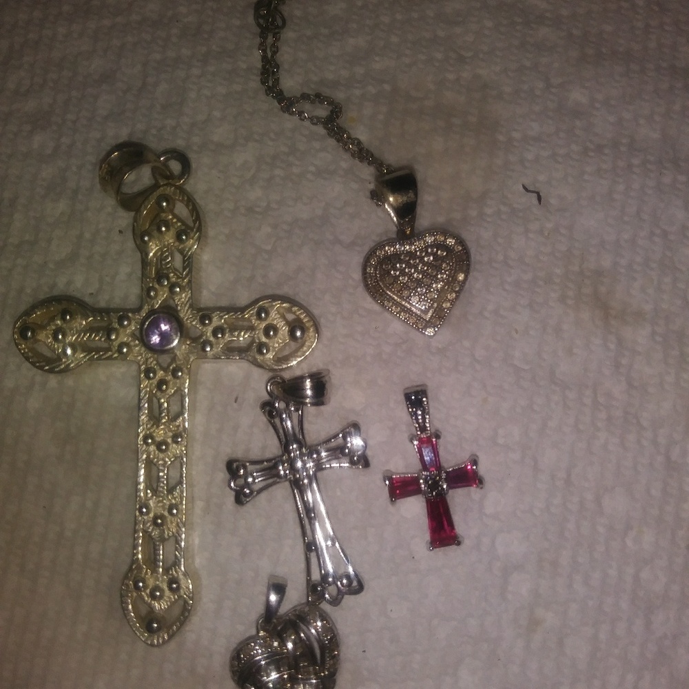 PRETTY PENDANTS